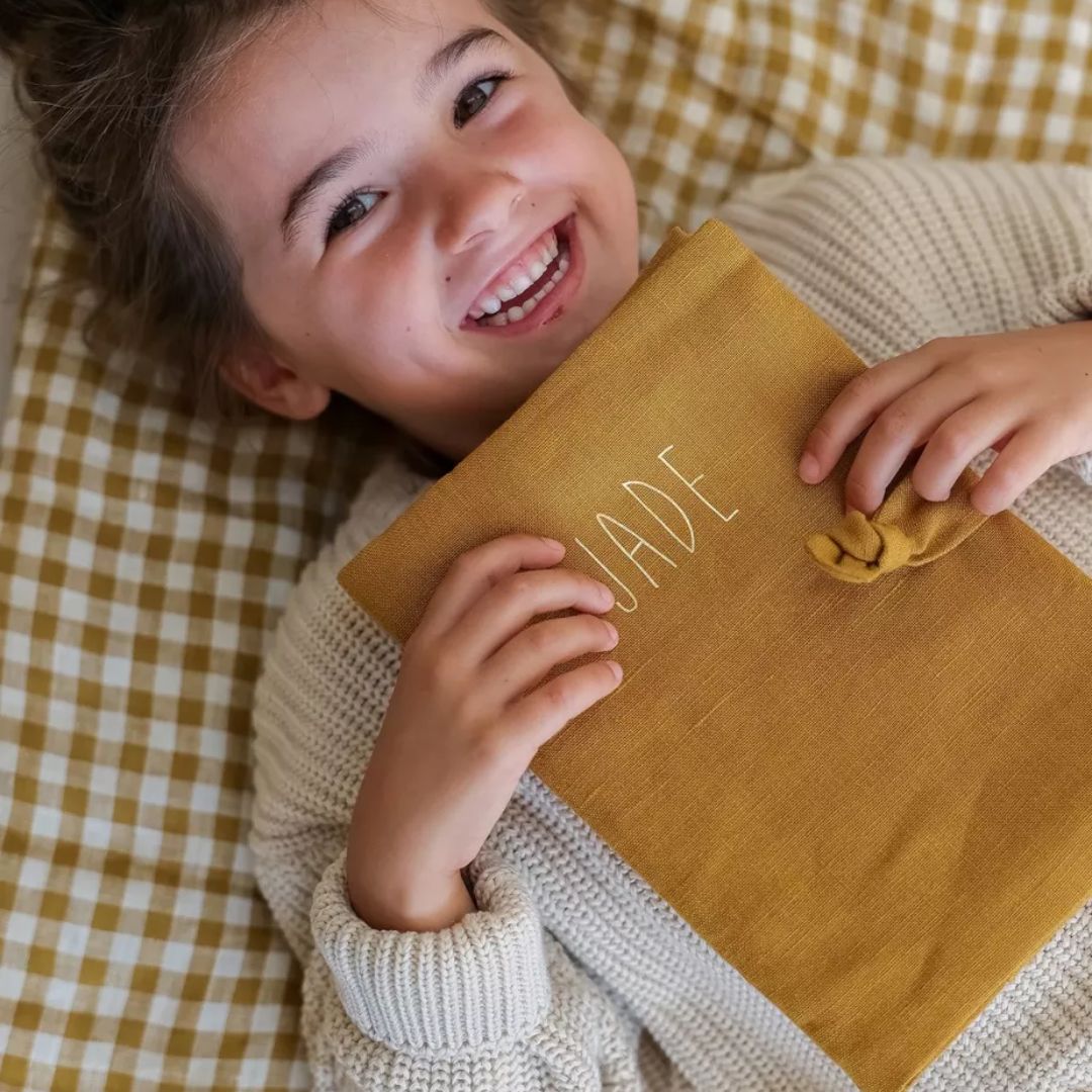 U-Heft Hülle 'La Protège' Leinen senfgelb personalisierbar