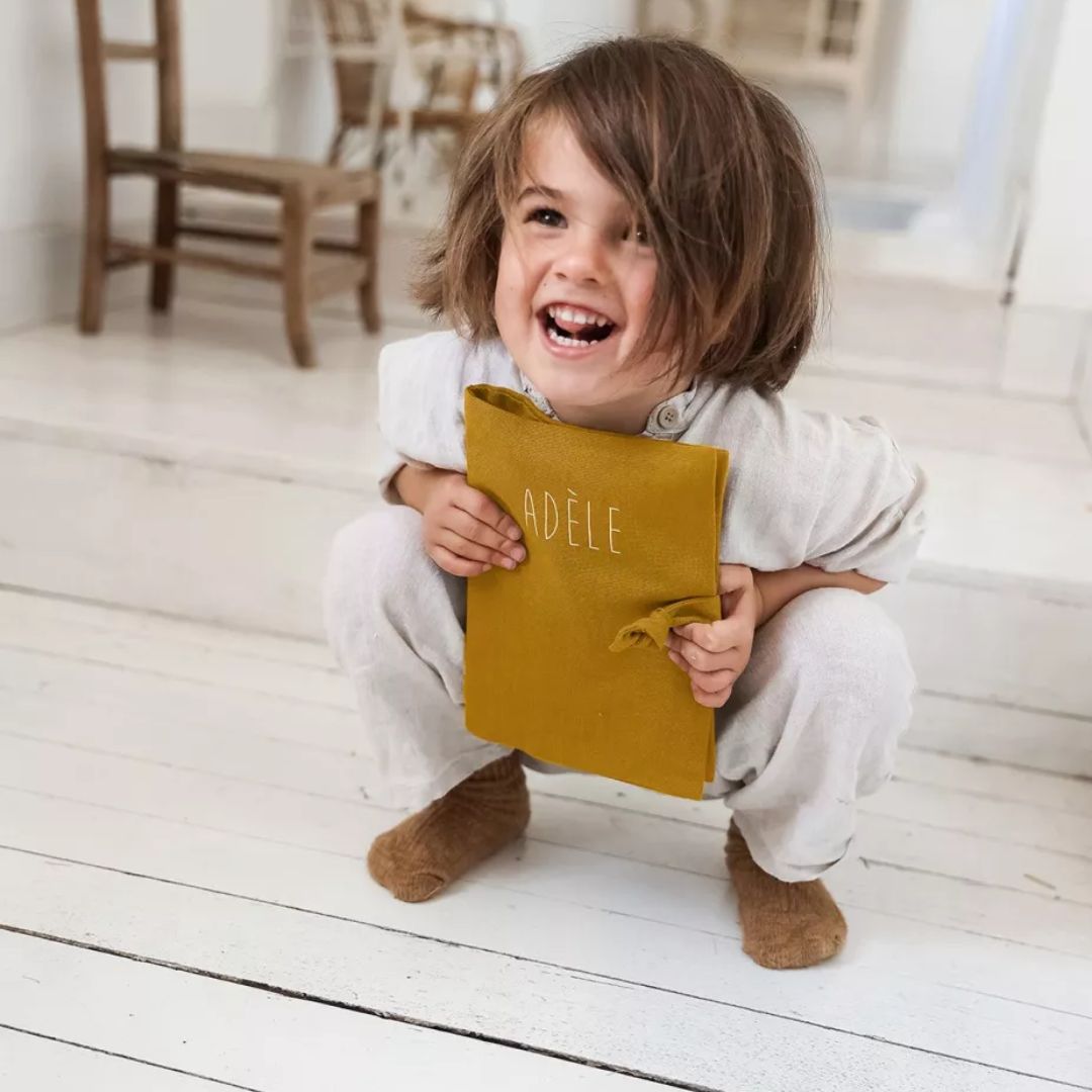 U-Heft Hülle 'La Protège' Leinen senfgelb personalisierbar