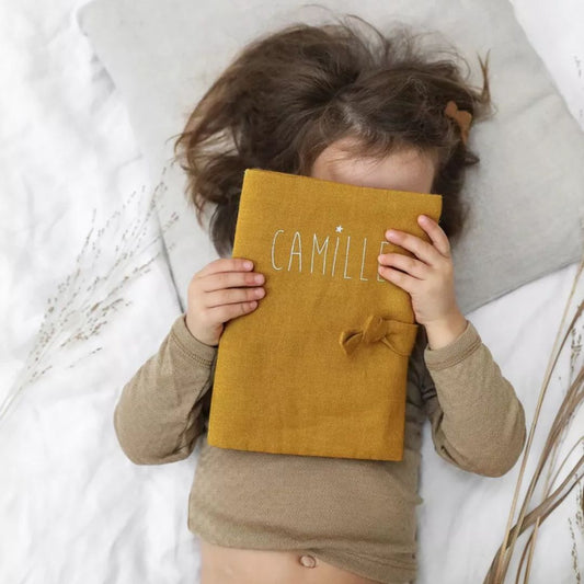 U-Heft Hülle 'La Protège' Leinen senfgelb personalisierbar