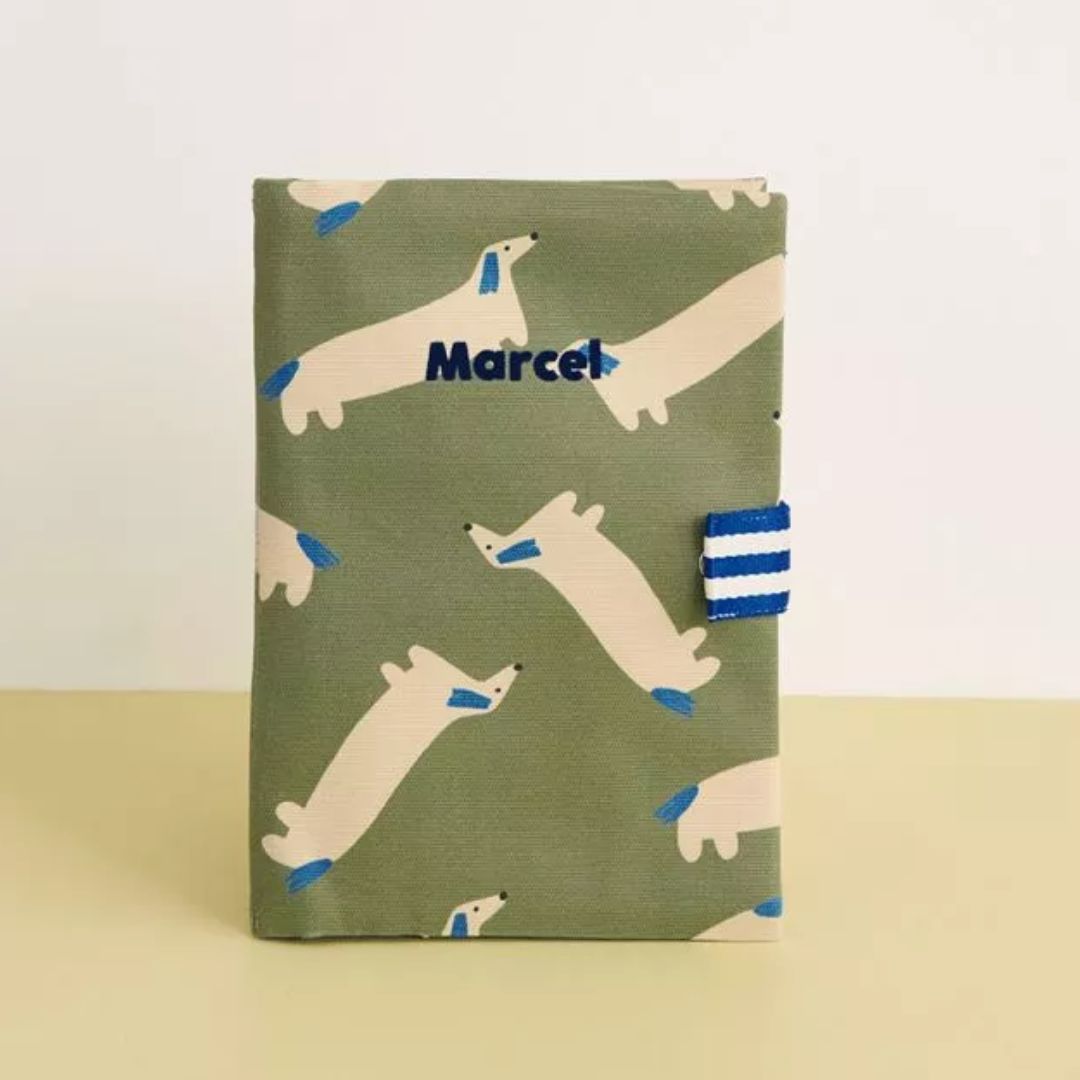 Untersuchungshefthülle 'Dackel Allover' grün