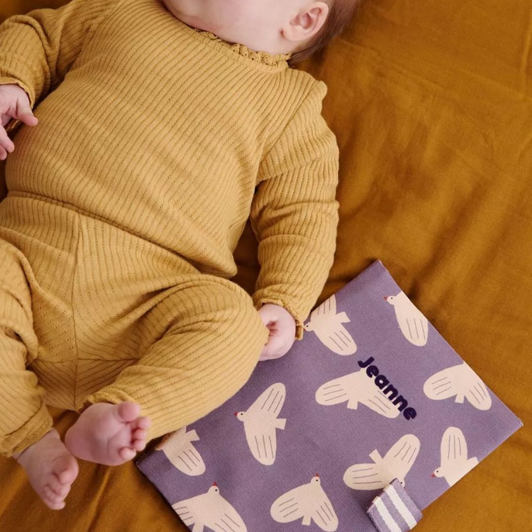 Untersuchungshefthülle 'Birds Allover' lila