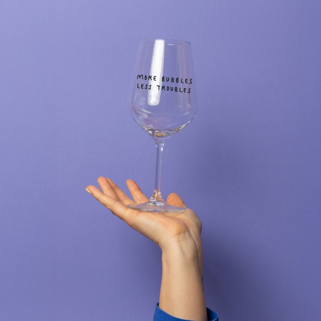 Weinglas 'More Bubbles Less Troubles'