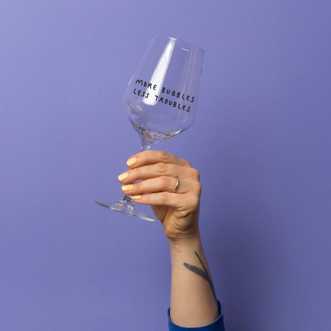 Weinglas 'More Bubbles Less Troubles'