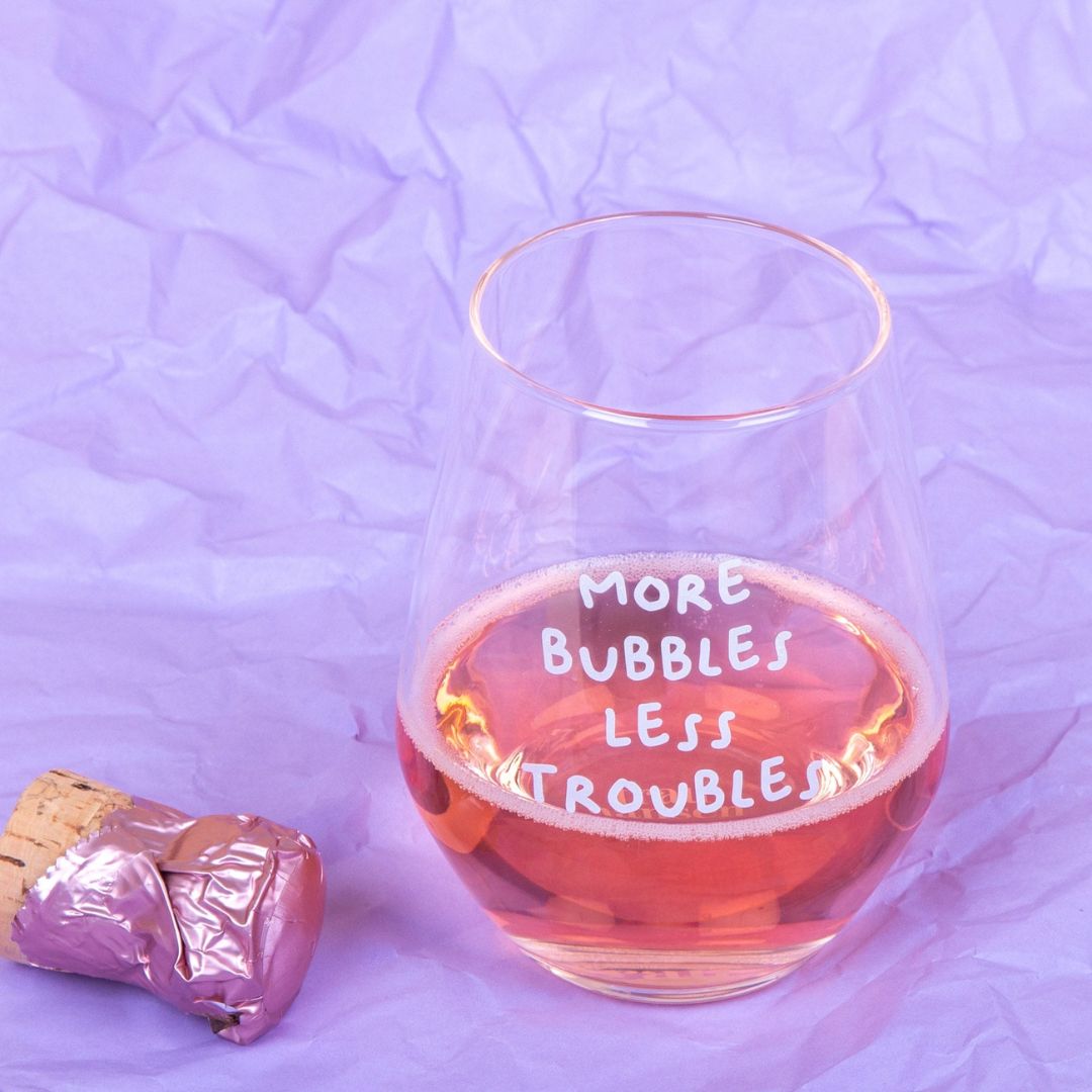 Stilvolles Weinglas 'More Bubbles Less Troubles'