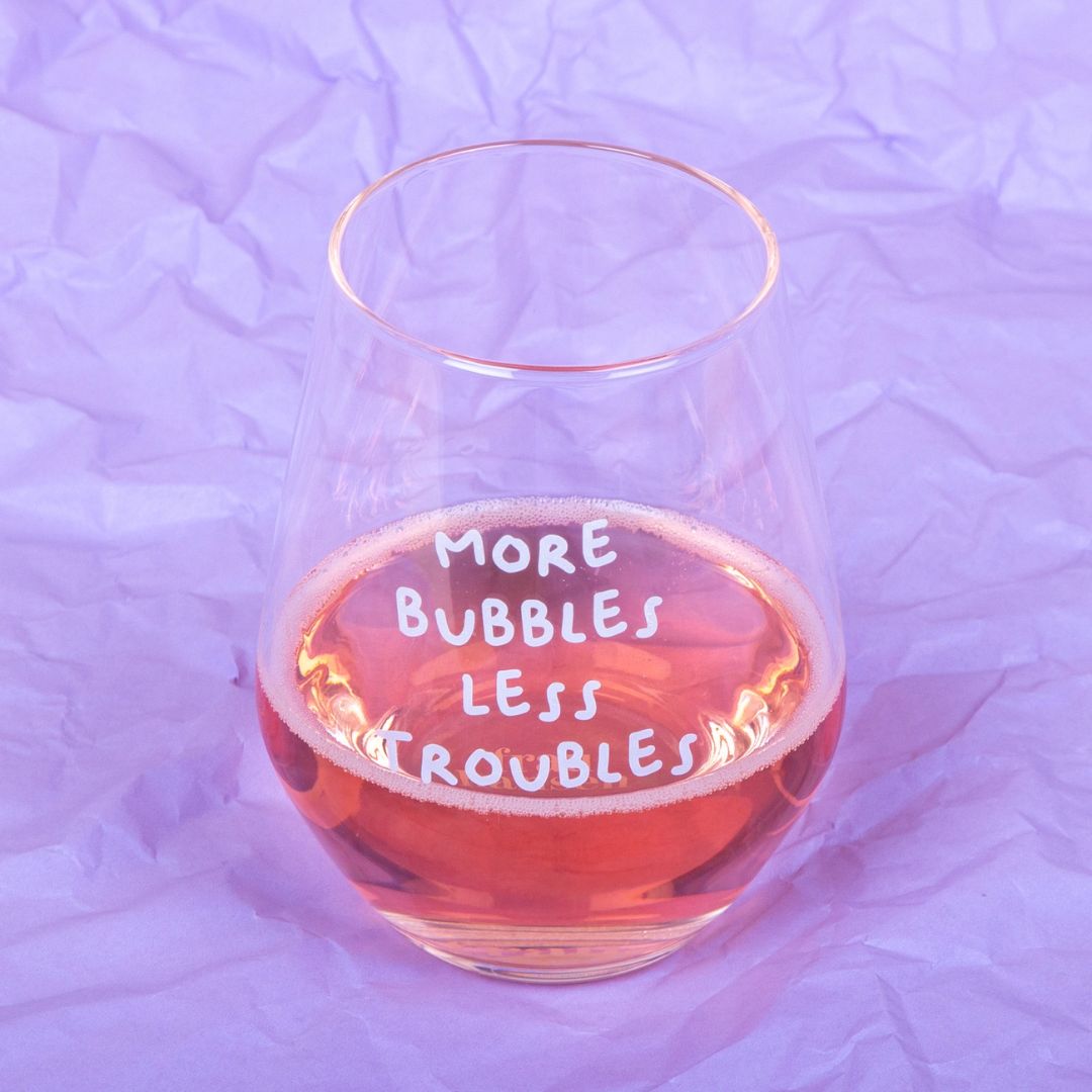 Stilvolles Weinglas 'More Bubbles Less Troubles'