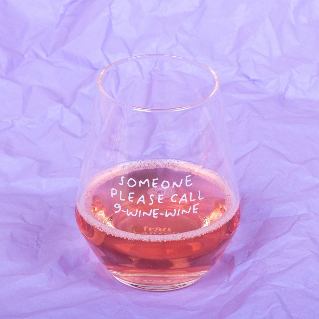 Stilvolles Weinglas 'Someone Please Call 9 Wine Wine'