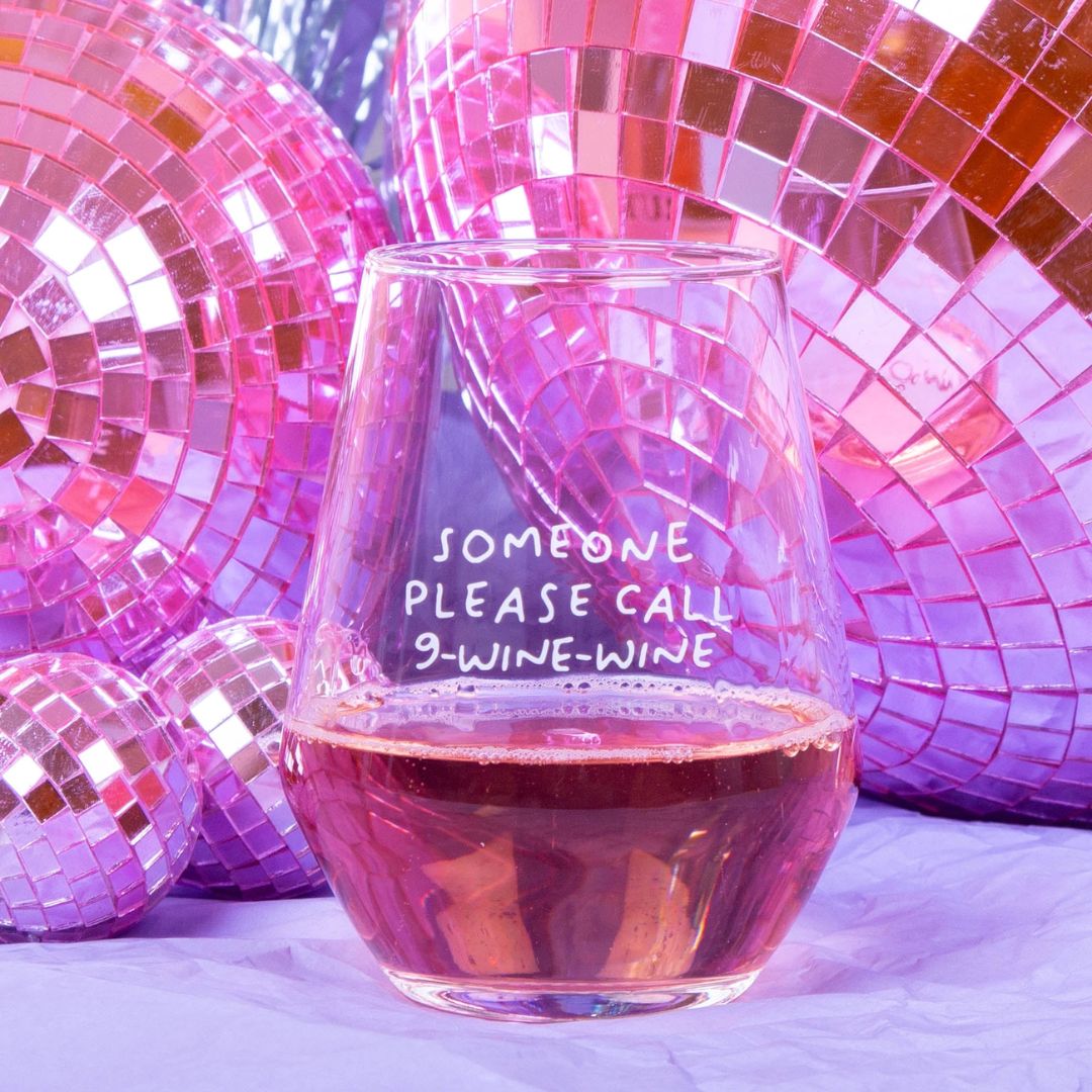 Stilvolles Weinglas 'Someone Please Call 9 Wine Wine'