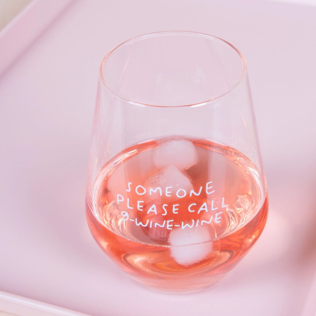 Stilvolles Weinglas 'Someone Please Call 9 Wine Wine'