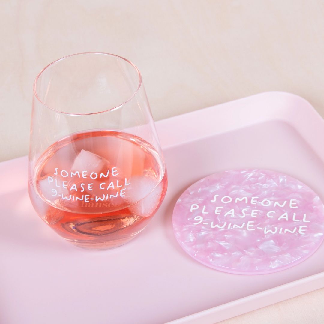 Stilvolles Weinglas 'Someone Please Call 9 Wine Wine'