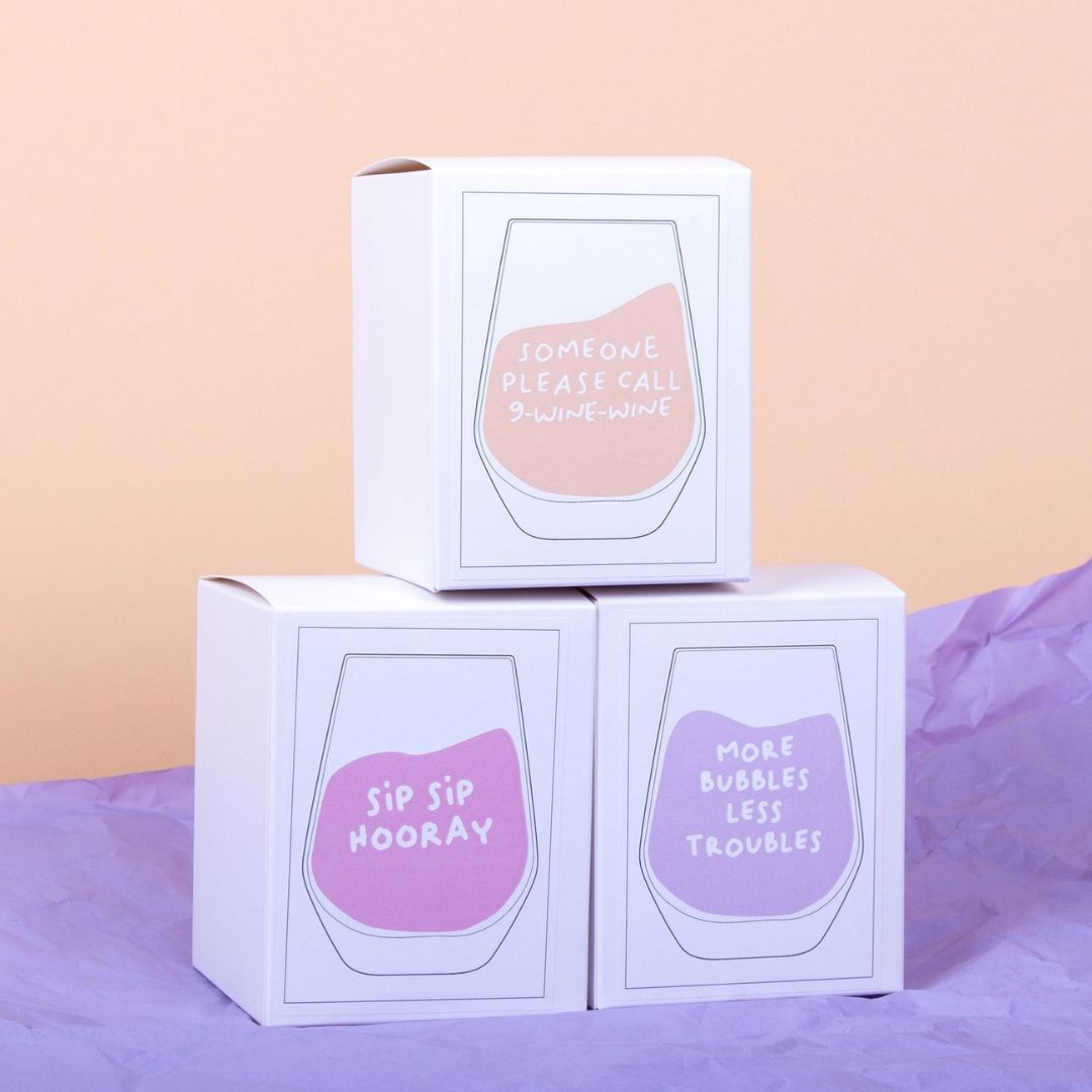 Stilvolles Weinglas 'Someone Please Call 9 Wine Wine'