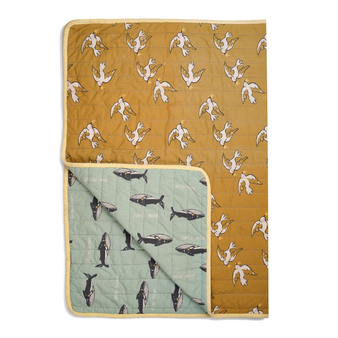 Wendbare Steppdecke mit Wal- und Vogelmotiv