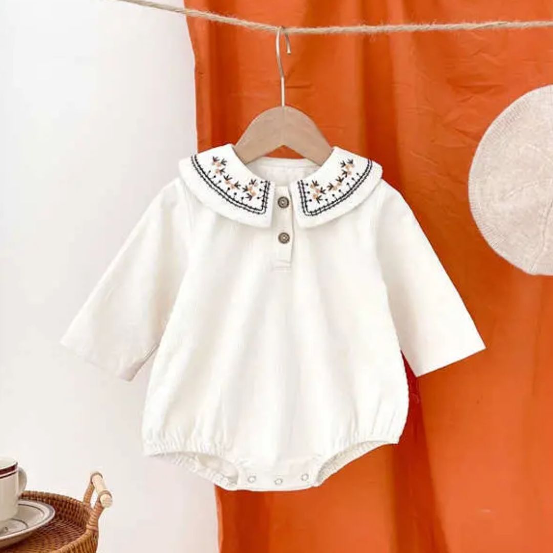 Baby Body aus Cord mit besticktem Kragen weiß
