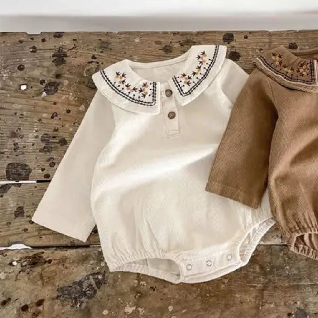 Baby Body aus Cord mit besticktem Kragen weiß